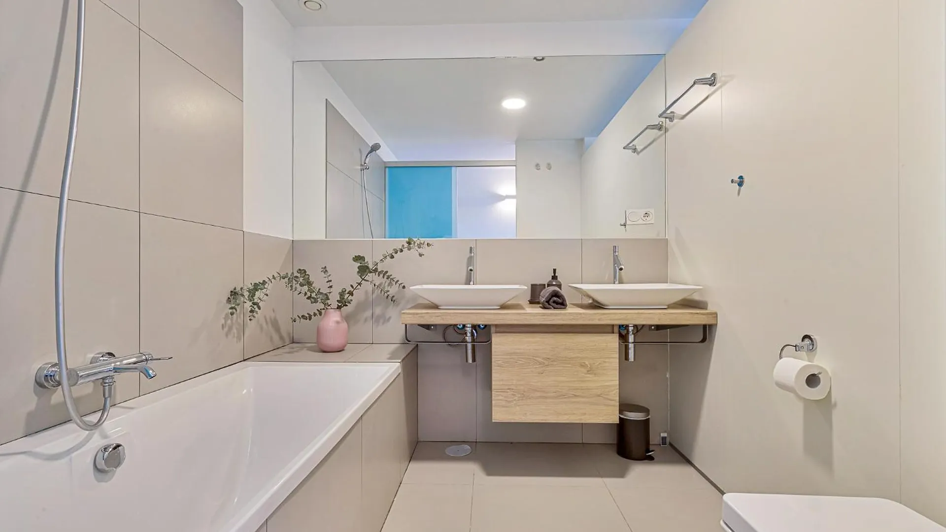 Luxurious 3-Bed And 3 Bathroom Apartment - Reserva Del Higueron location